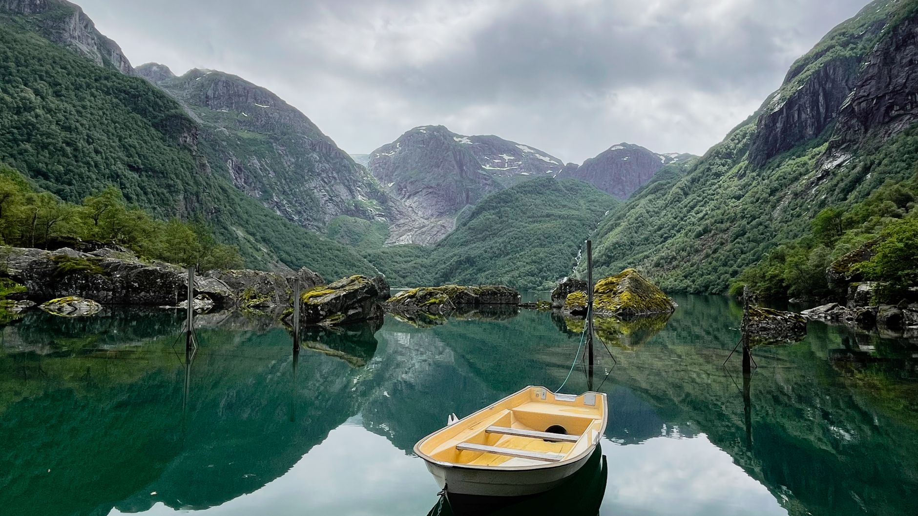 Liten båt fortøyd på fjorden en sommerdag – et realistisk båtbudsjett gjør det enkelt å velge riktig lånebeløp